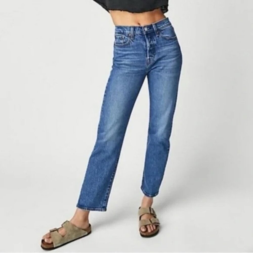 Levi’s wedgie straight button fly jeans. 25